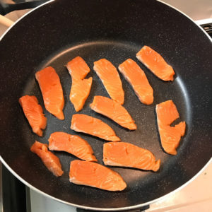 鮭を炒める