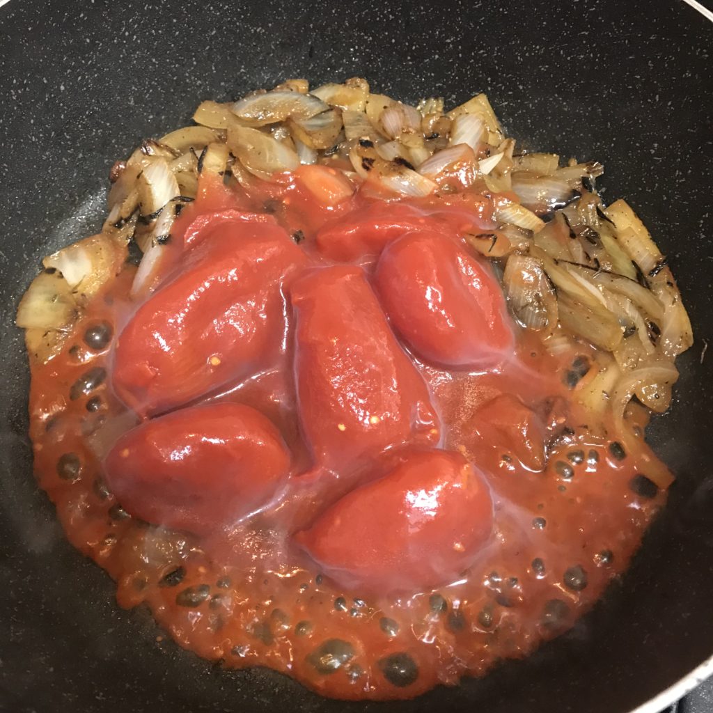 トマト缶を入れる