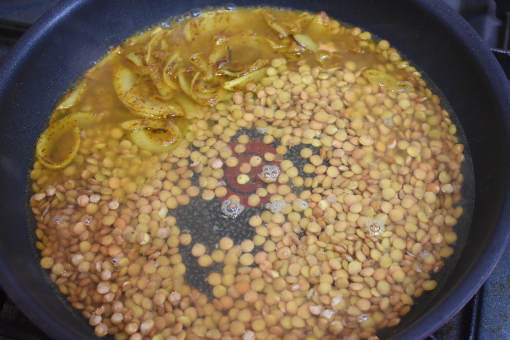 レンズ豆と水を入れる