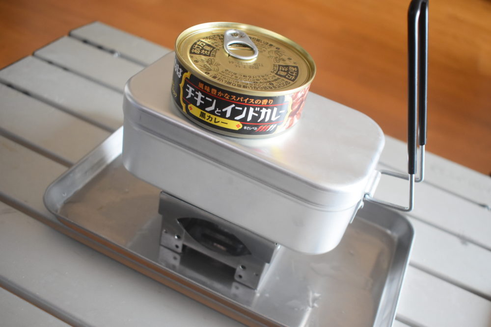 蓋の上で缶詰を温める